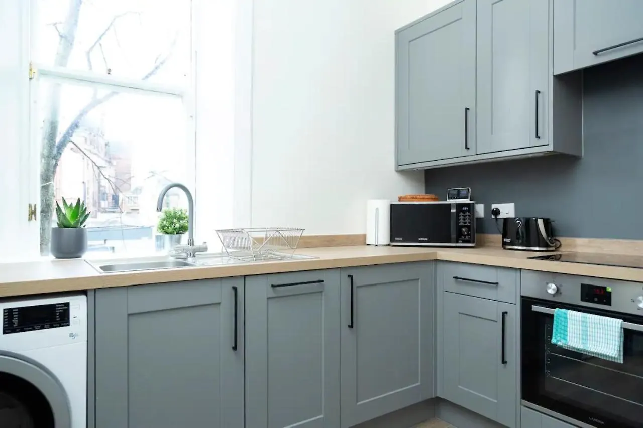 Bright 2 Bedroom Flat Next To Meadows Park Edinburgh